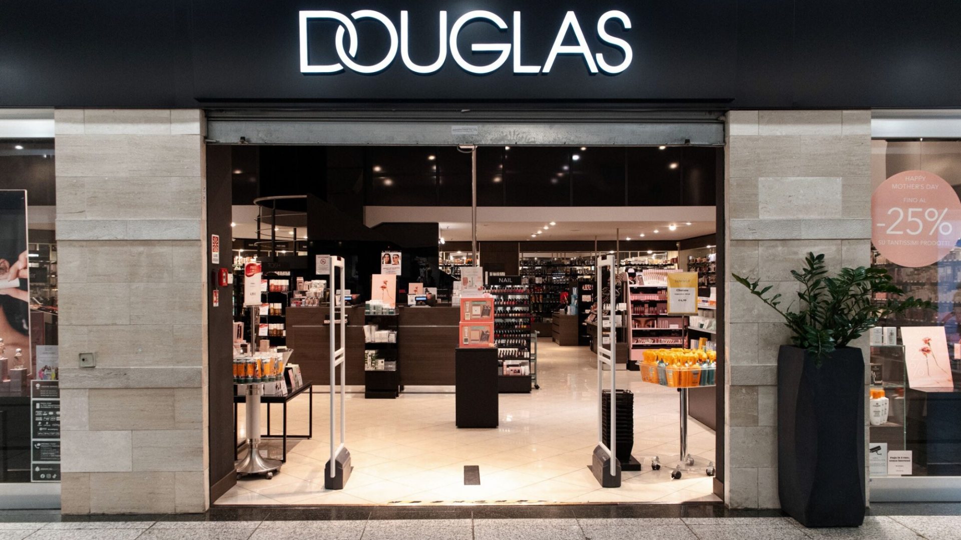 CC-PORTA-NUOVA_NEGOZIO_SITO-WEB_COPERTINA_DOUGLAS- 2000X1330px